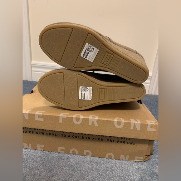 Brand New - Toms Desert Wedge Suede Shoes - Taupe - Size 6.5 - Picture 9 of 10